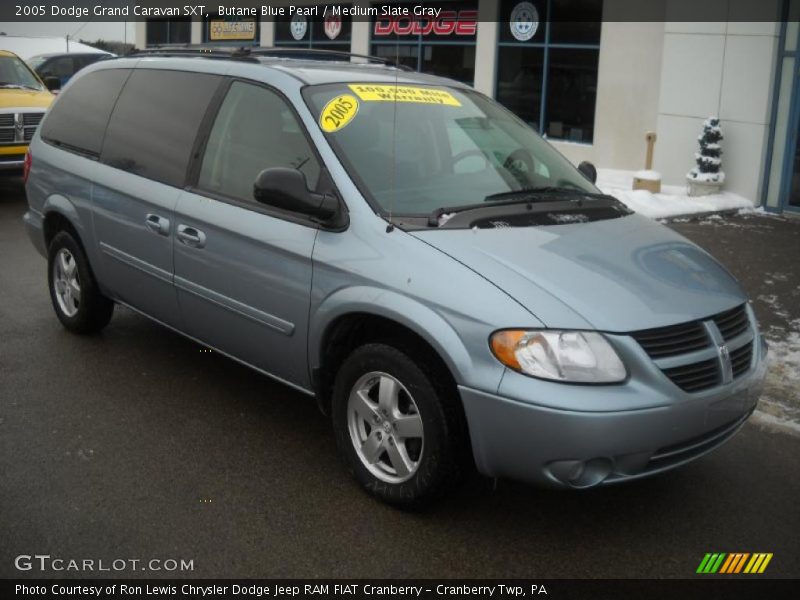 Front 3/4 View of 2005 Grand Caravan SXT