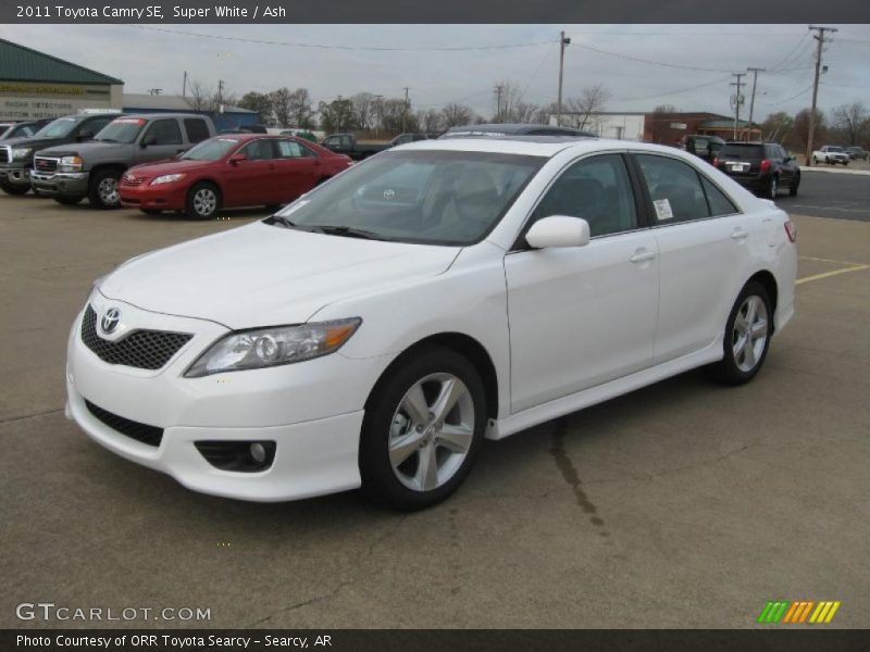 Front 3/4 View of 2011 Camry SE