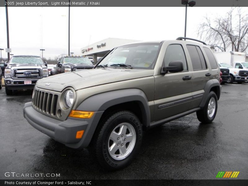 Front 3/4 View of 2005 Liberty Sport