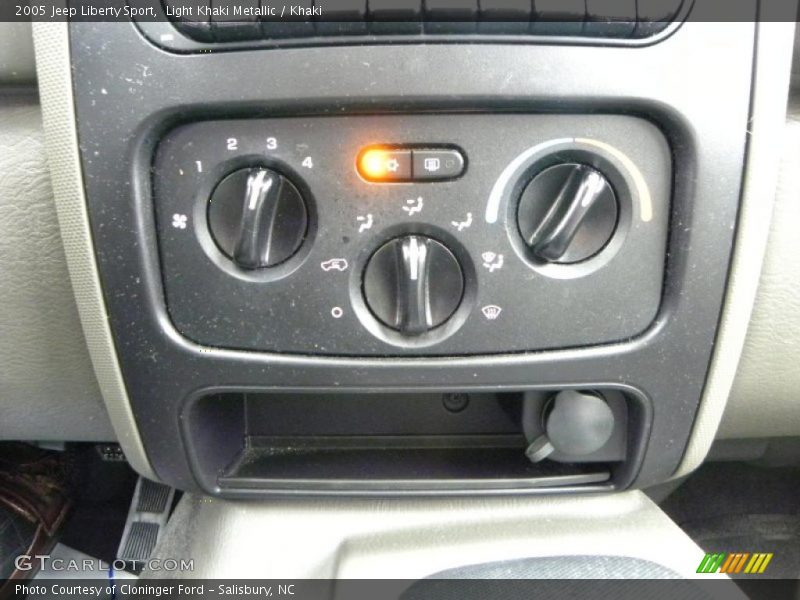 Light Khaki Metallic / Khaki 2005 Jeep Liberty Sport