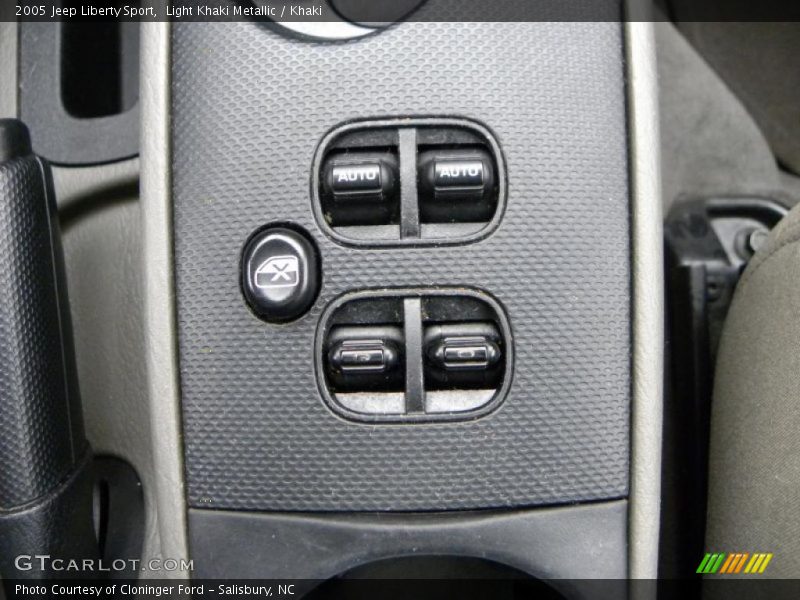 Light Khaki Metallic / Khaki 2005 Jeep Liberty Sport