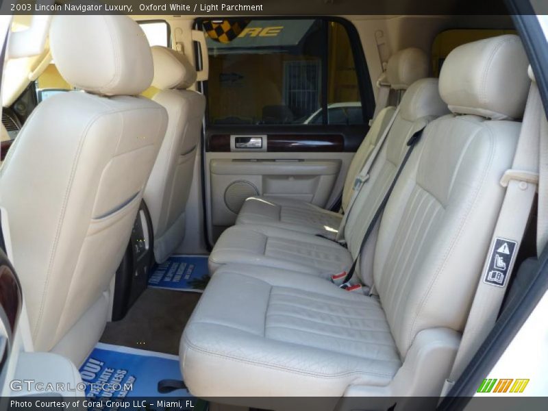 Oxford White / Light Parchment 2003 Lincoln Navigator Luxury