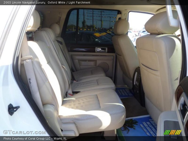 Oxford White / Light Parchment 2003 Lincoln Navigator Luxury