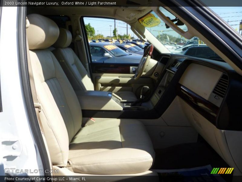 Oxford White / Light Parchment 2003 Lincoln Navigator Luxury