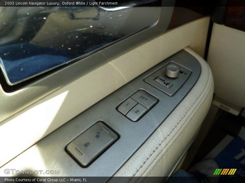 Oxford White / Light Parchment 2003 Lincoln Navigator Luxury