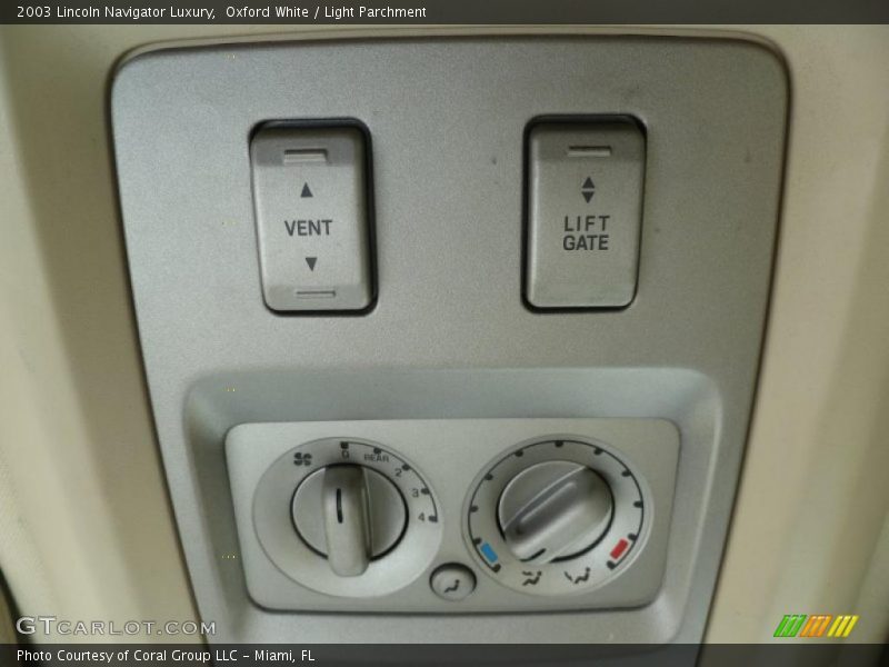 Oxford White / Light Parchment 2003 Lincoln Navigator Luxury