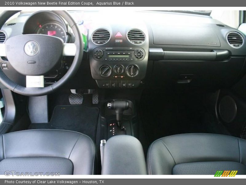 Dashboard of 2010 New Beetle Final Edition Coupe