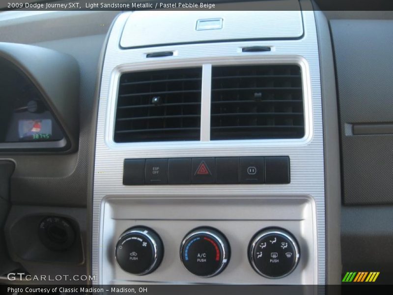 Light Sandstone Metallic / Pastel Pebble Beige 2009 Dodge Journey SXT