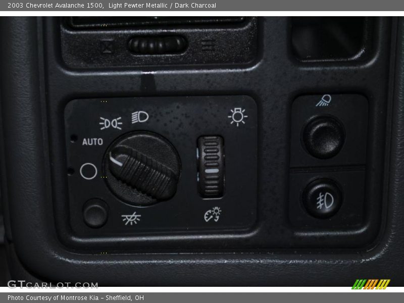 Light Pewter Metallic / Dark Charcoal 2003 Chevrolet Avalanche 1500