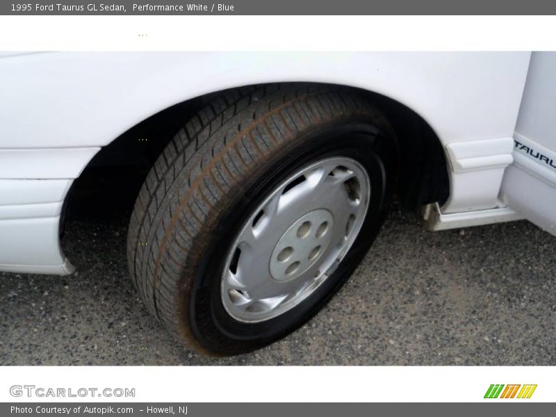 Performance White / Blue 1995 Ford Taurus GL Sedan