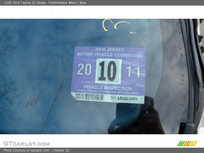 Performance White / Blue 1995 Ford Taurus GL Sedan