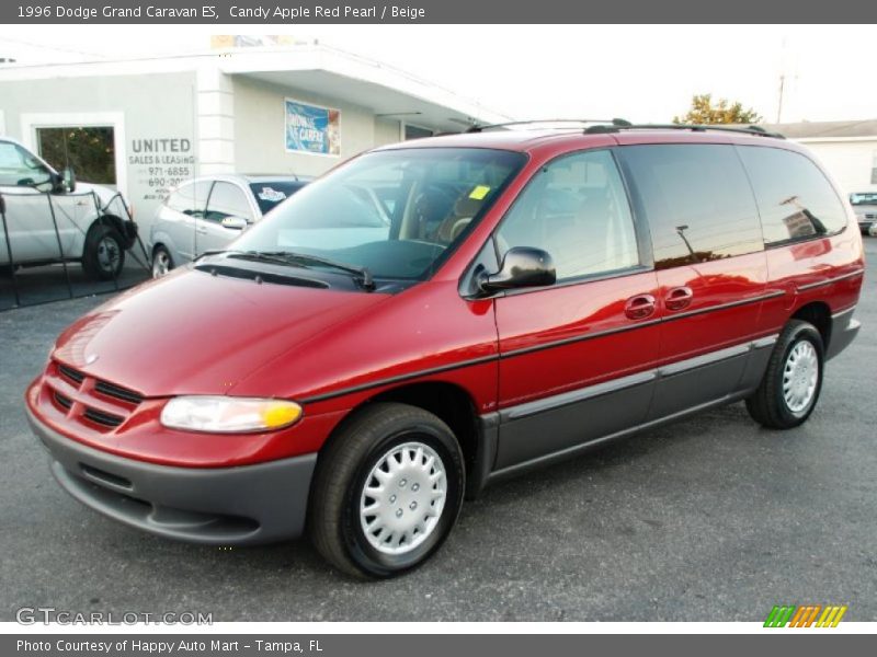 Front 3/4 View of 1996 Grand Caravan ES