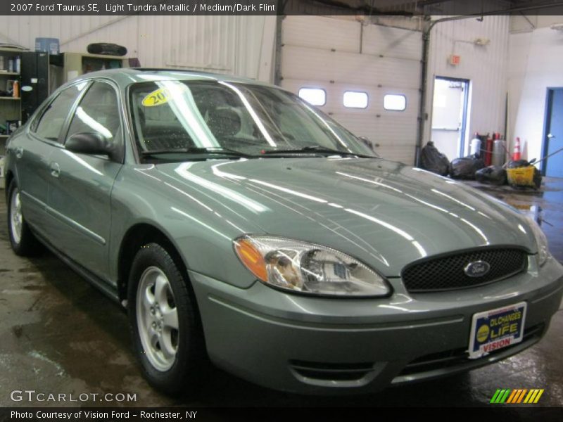 Light Tundra Metallic / Medium/Dark Flint 2007 Ford Taurus SE