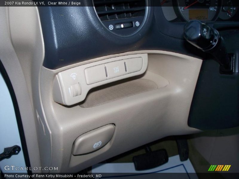 Clear White / Beige 2007 Kia Rondo LX V6