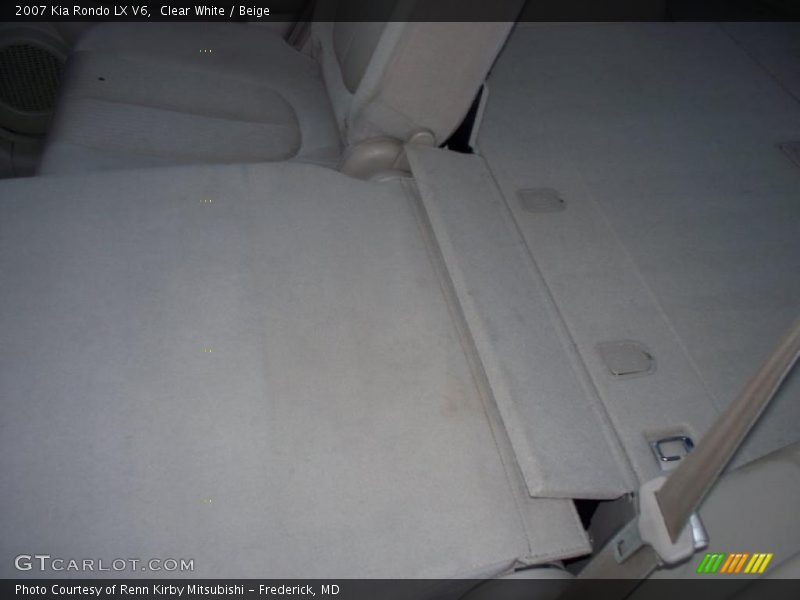 Clear White / Beige 2007 Kia Rondo LX V6