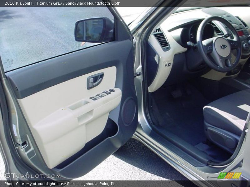 Titanium Gray / Sand/Black Houndstooth Cloth 2010 Kia Soul !
