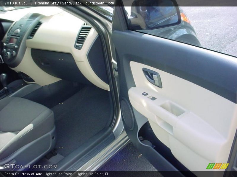 Titanium Gray / Sand/Black Houndstooth Cloth 2010 Kia Soul !