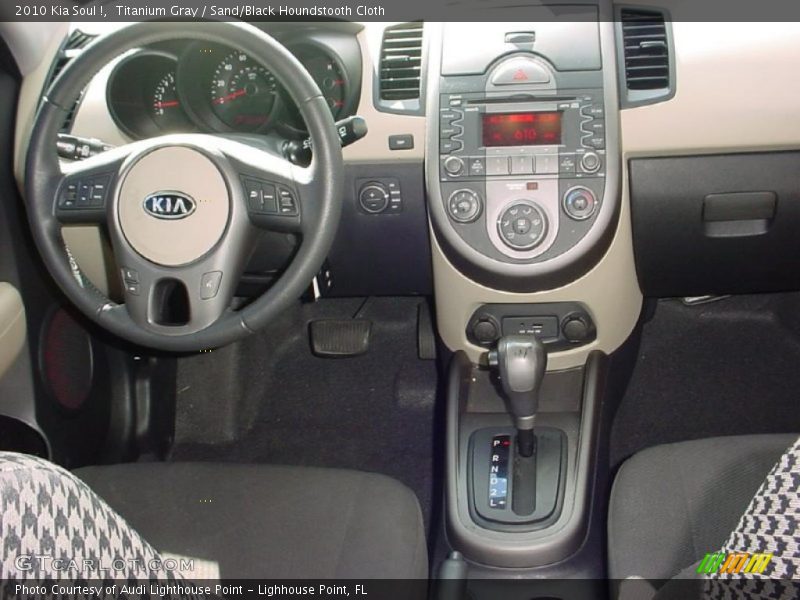 Titanium Gray / Sand/Black Houndstooth Cloth 2010 Kia Soul !