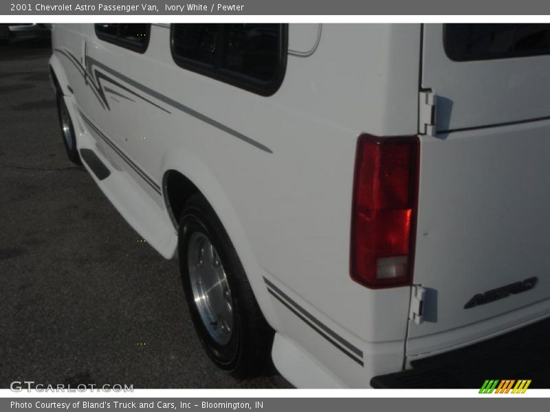 Ivory White / Pewter 2001 Chevrolet Astro Passenger Van