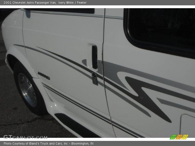 Ivory White / Pewter 2001 Chevrolet Astro Passenger Van