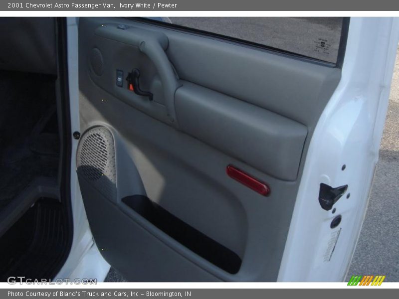 Ivory White / Pewter 2001 Chevrolet Astro Passenger Van