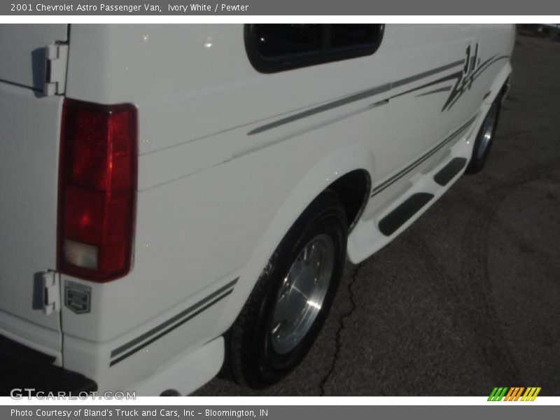Ivory White / Pewter 2001 Chevrolet Astro Passenger Van