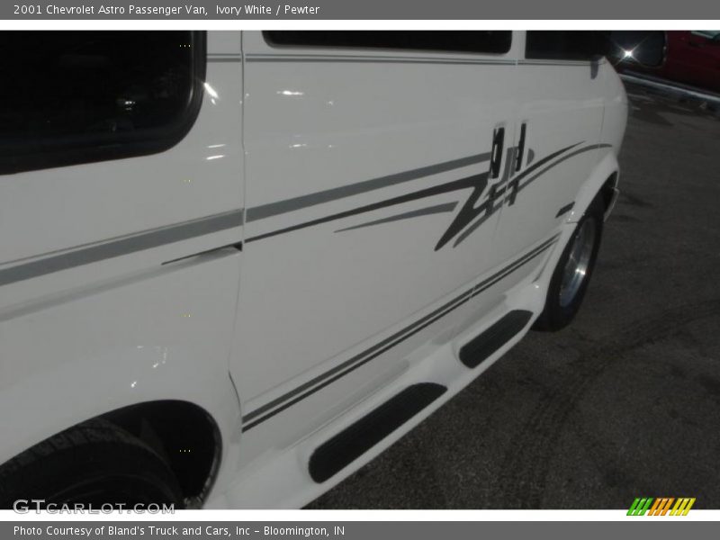 Ivory White / Pewter 2001 Chevrolet Astro Passenger Van