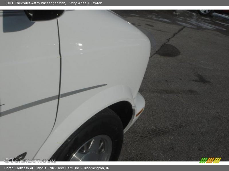 Ivory White / Pewter 2001 Chevrolet Astro Passenger Van