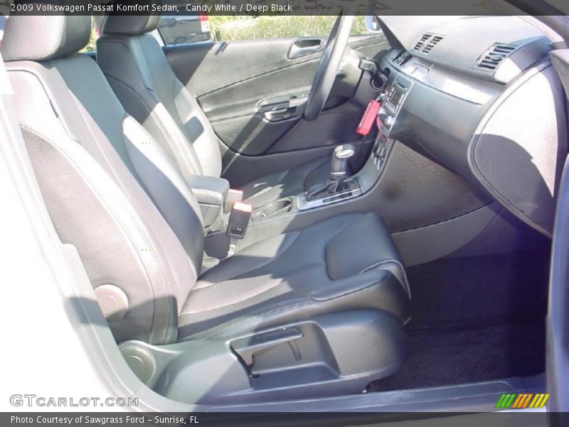 Candy White / Deep Black 2009 Volkswagen Passat Komfort Sedan