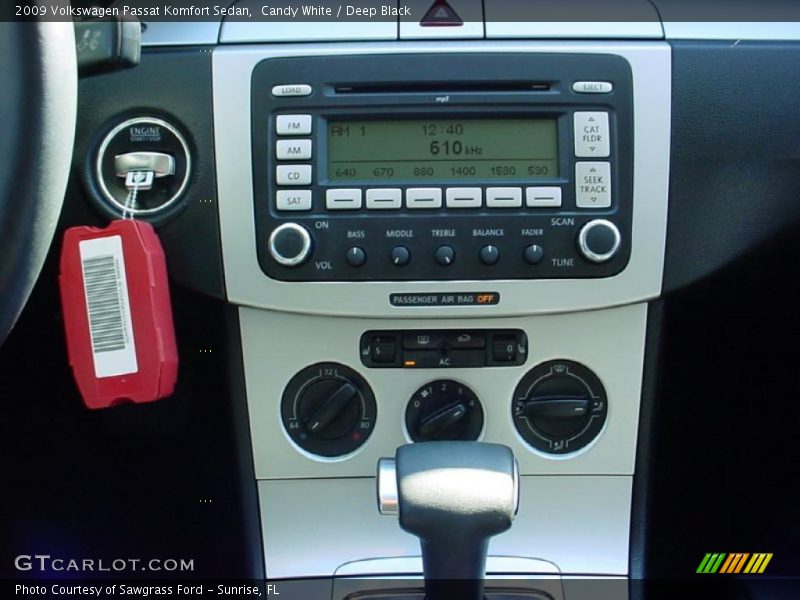 Candy White / Deep Black 2009 Volkswagen Passat Komfort Sedan