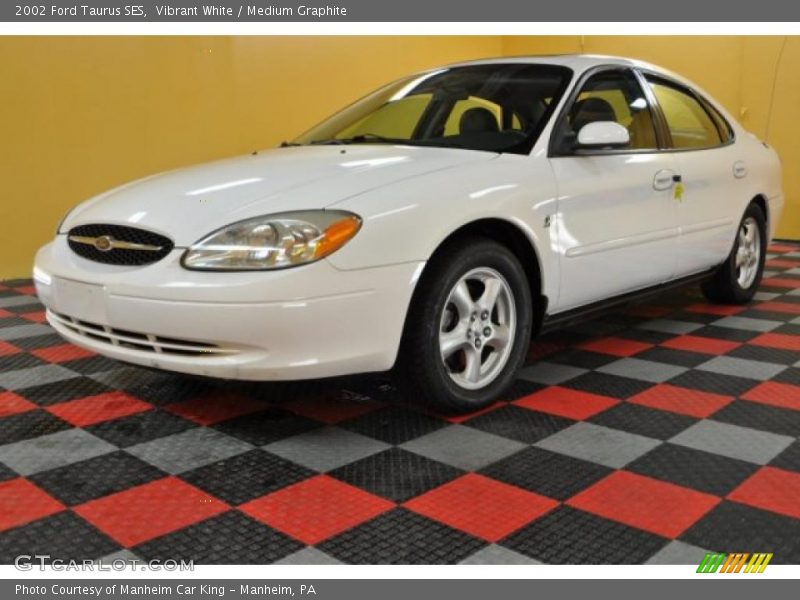 Vibrant White / Medium Graphite 2002 Ford Taurus SES