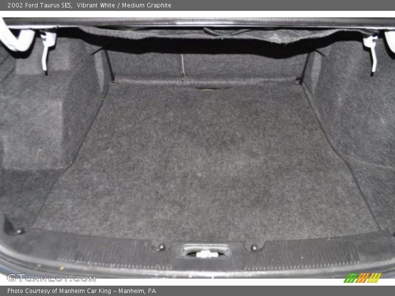 Vibrant White / Medium Graphite 2002 Ford Taurus SES