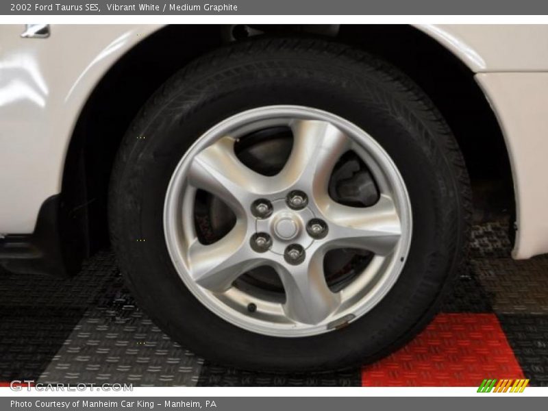 Vibrant White / Medium Graphite 2002 Ford Taurus SES