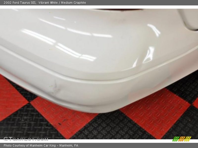 Vibrant White / Medium Graphite 2002 Ford Taurus SES