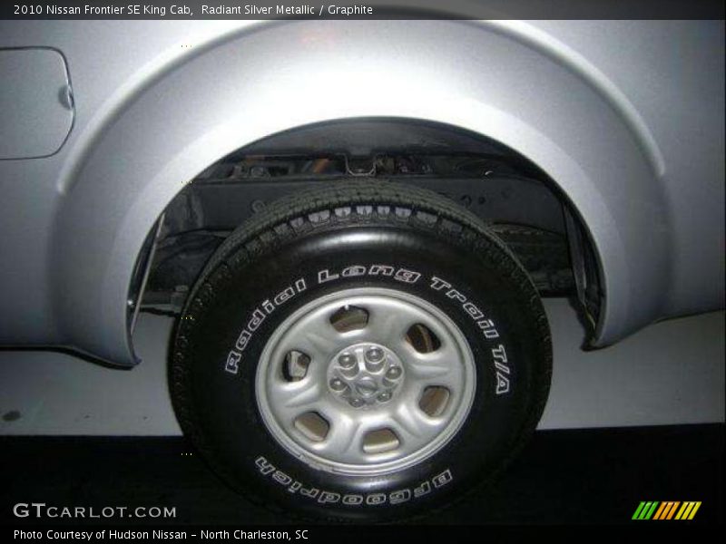 Radiant Silver Metallic / Graphite 2010 Nissan Frontier SE King Cab