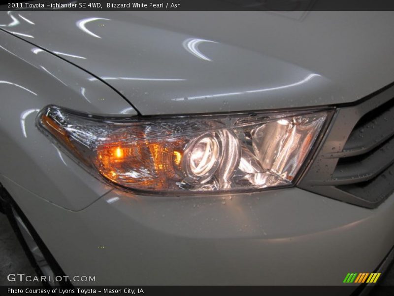 Blizzard White Pearl / Ash 2011 Toyota Highlander SE 4WD