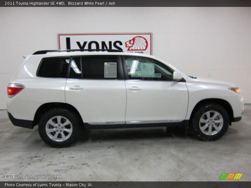 Blizzard White Pearl / Ash 2011 Toyota Highlander SE 4WD