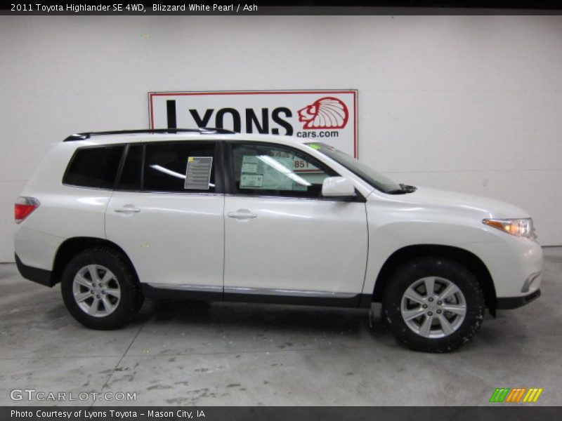 Blizzard White Pearl / Ash 2011 Toyota Highlander SE 4WD