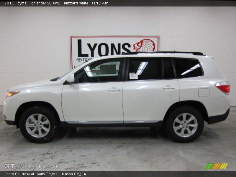 Blizzard White Pearl / Ash 2011 Toyota Highlander SE 4WD