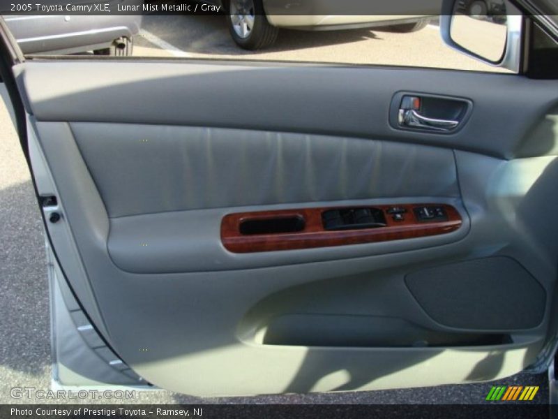 Lunar Mist Metallic / Gray 2005 Toyota Camry XLE