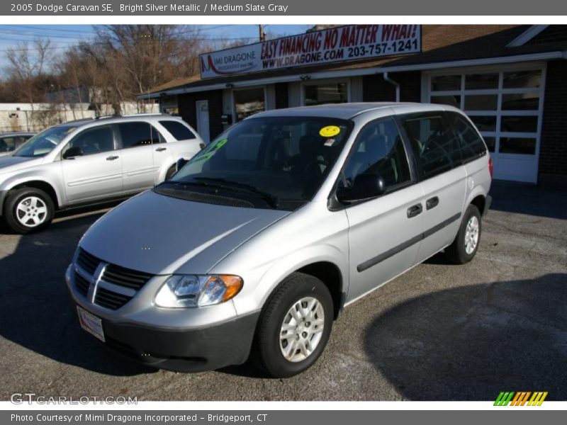 Front 3/4 View of 2005 Caravan SE