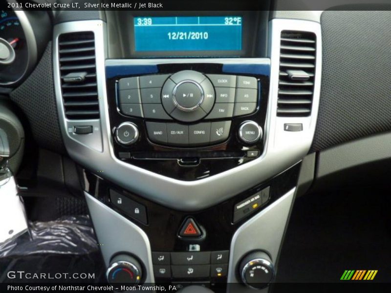 Silver Ice Metallic / Jet Black 2011 Chevrolet Cruze LT