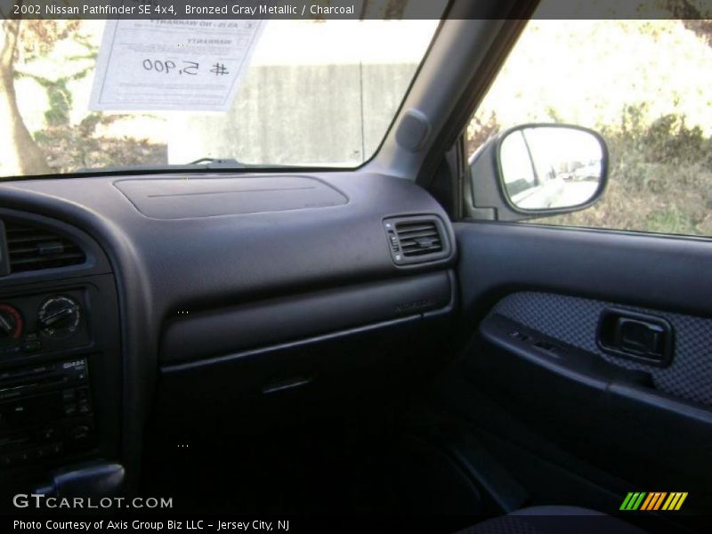 Bronzed Gray Metallic / Charcoal 2002 Nissan Pathfinder SE 4x4