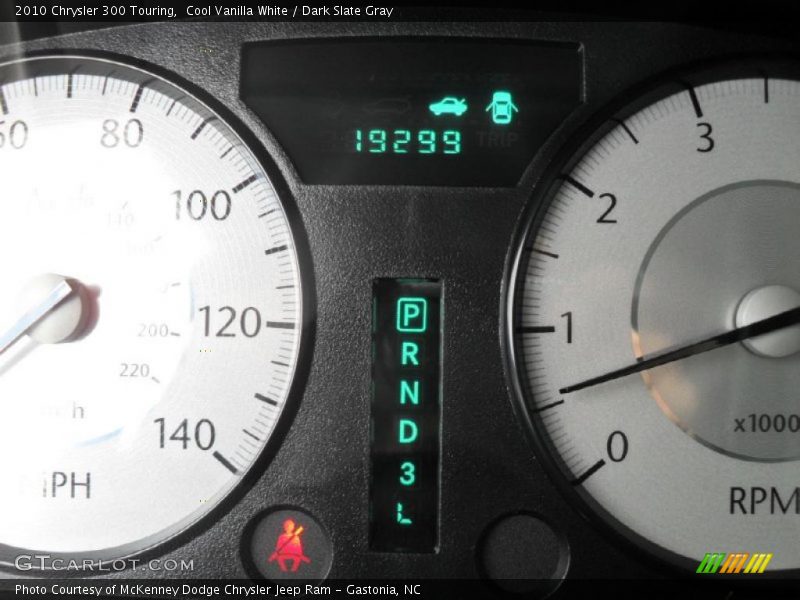 Cool Vanilla White / Dark Slate Gray 2010 Chrysler 300 Touring