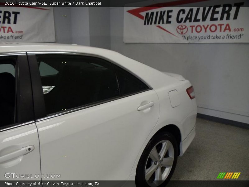 Super White / Dark Charcoal 2010 Toyota Camry SE