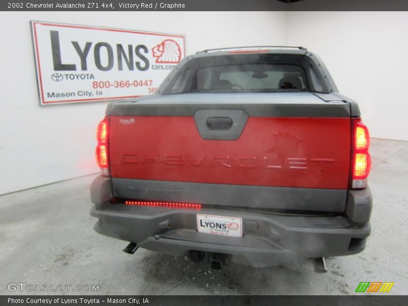 Victory Red / Graphite 2002 Chevrolet Avalanche Z71 4x4
