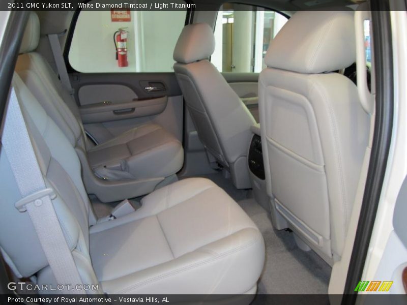 White Diamond Tintcoat / Light Titanium 2011 GMC Yukon SLT