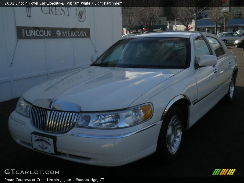 Vibrant White / Light Parchment 2001 Lincoln Town Car Executive