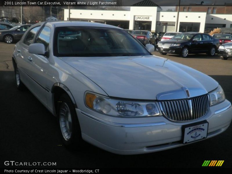 Vibrant White / Light Parchment 2001 Lincoln Town Car Executive