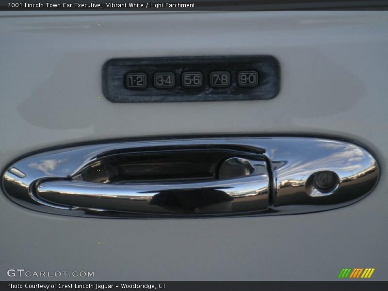 Vibrant White / Light Parchment 2001 Lincoln Town Car Executive